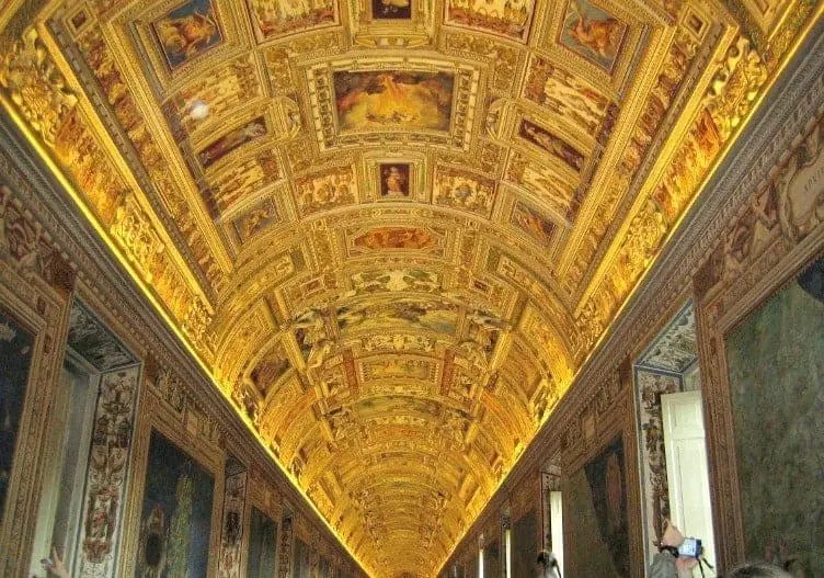 Auksuotos gobelenų galerijos lubos Vaizdas iš Šv. Petro kupolo yra puikus