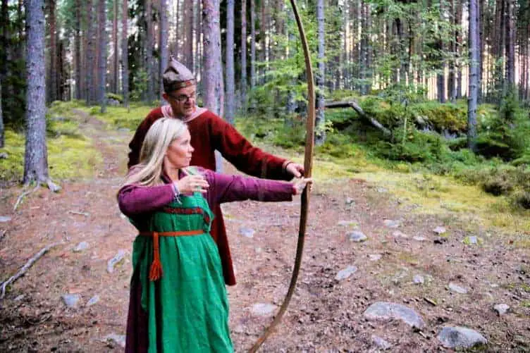 woman showing arrow in darlana