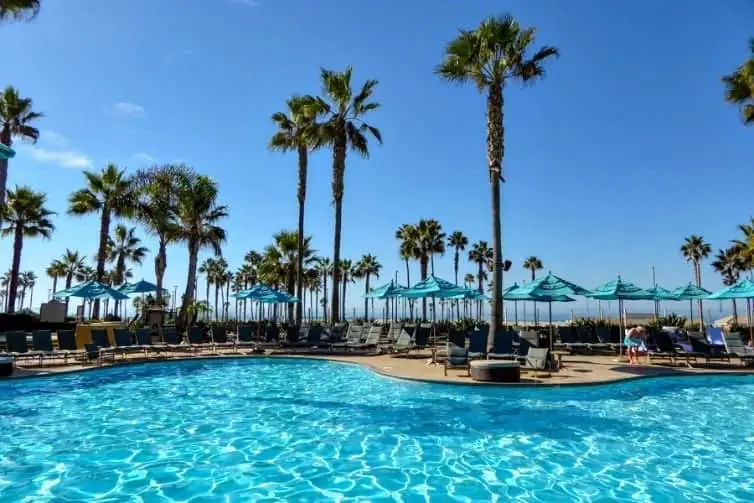 Great pools, sun-soaked beaches, and world-class theme parks draw visitors year-round to Orange County, California. Explore family fun in the sun in Orange County with kids.