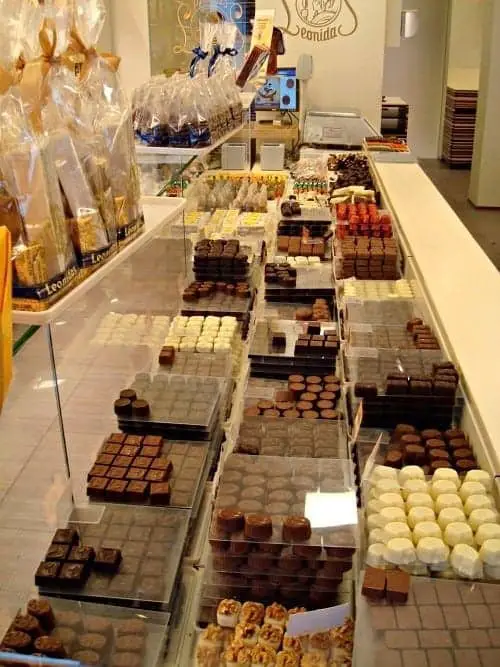 Belgium produces the most delicious and exquisite chocolate pralines in the world. Full stop. Our top five favorite sources for Belgium chocolate. (via thetravellingmom.ca)