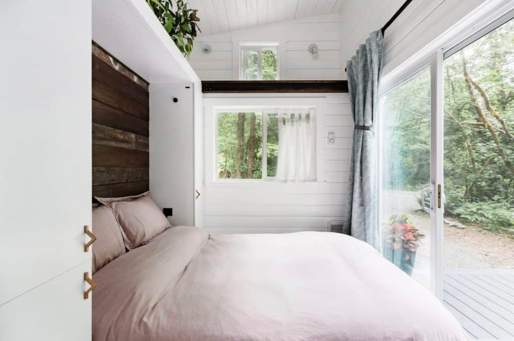 bedroom with window of squamish tiny home airbnb