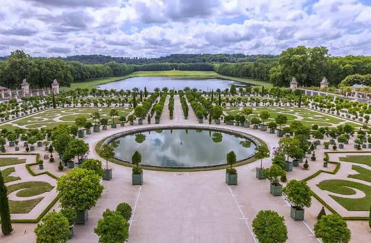 Imagine being a princess for a day and living in the Chateau de Versailles, outside of Paris! (via thetravellingmom.ca)