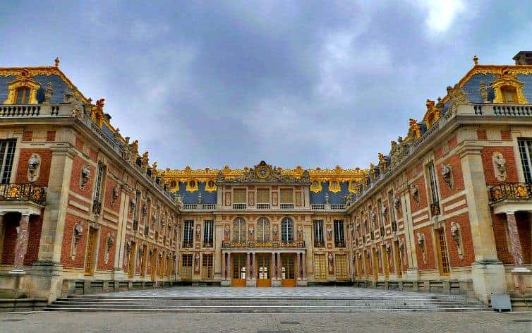Imagine being a princess for a day and living in the Chateau de Versailles, outside of Paris! (via thetravellingmom.ca)