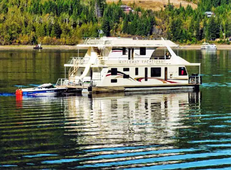 houseboat on shuswap lake on sunny day