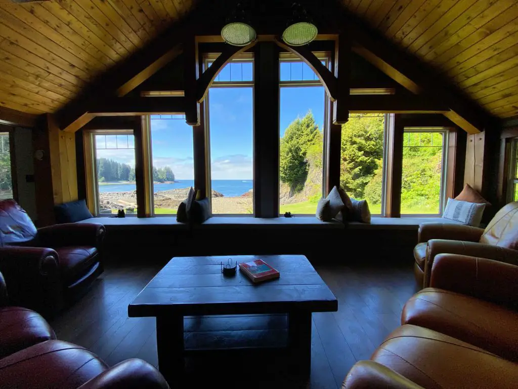 outer shores lodge living room