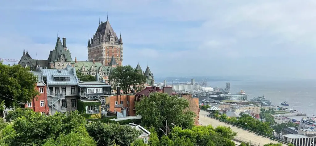 A girls' getaway to Quebec City in the summer promises a mix of relaxation, adventure, culture and indulgence. From historic streets to music festivals, great cocktails and unique shopping, pack your bags, grab your besties, and enjoy an unforgettable trip with our guide to the best things to do in Quebec City.