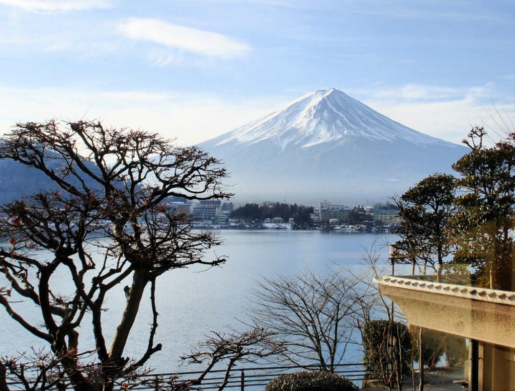 No guide to peak travel can be without these 10 breathtaking mountain peaks. From towering summits to scenic vistas, explore the world's most awe-inspiring destinations, perfect for adventurers and nature lovers alike.