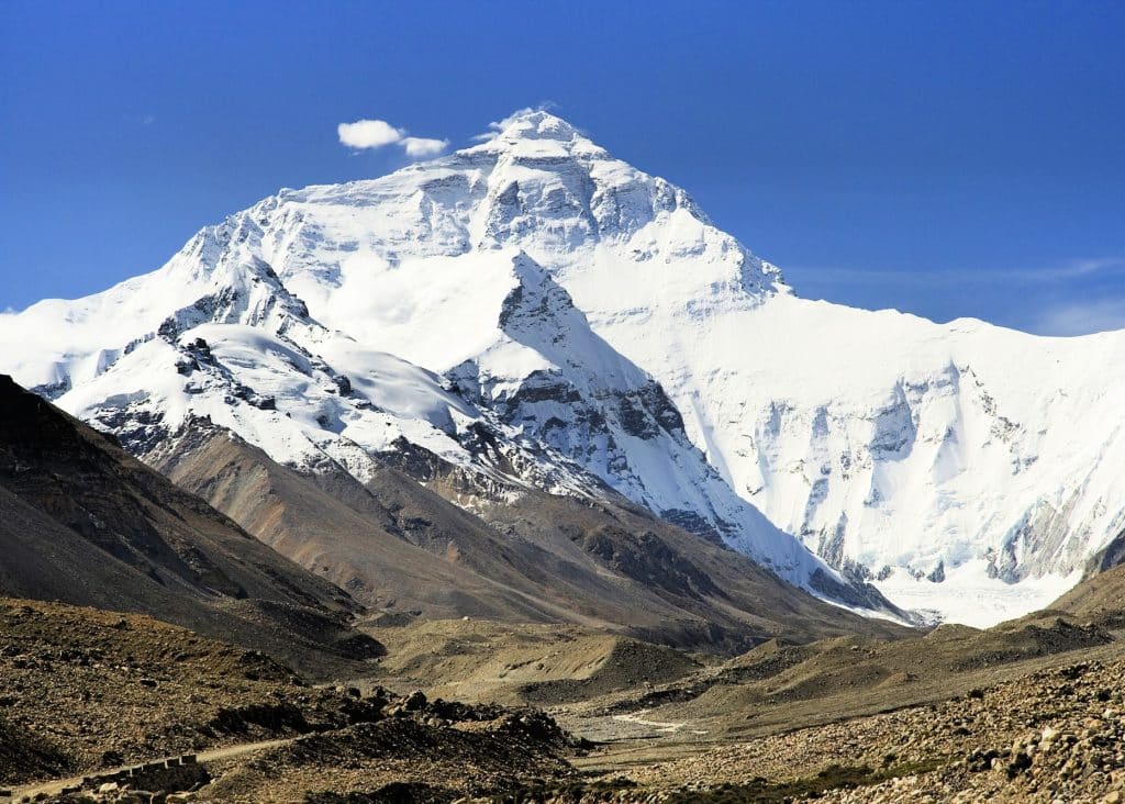 mount everest in sunshine in spring